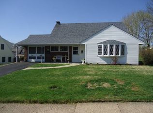 31 Hyacinth Rd, Levittown, PA 19056