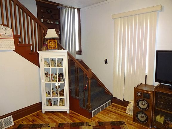 4th image of 610 Oakley Ave