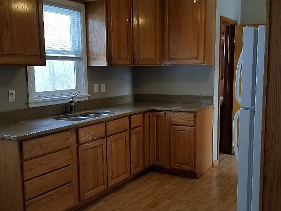 4th image of 221 W 18th St
