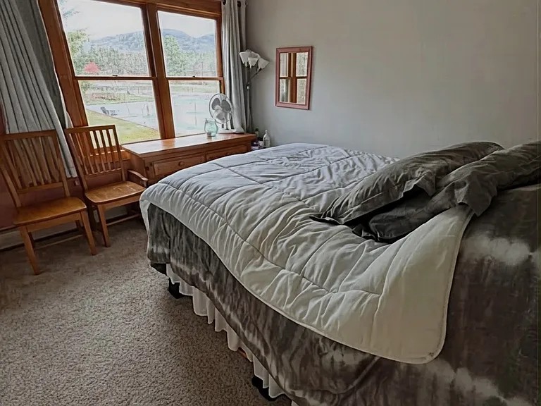 Guest Bedroom (Queen Bed)