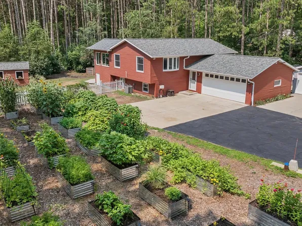 4057 Saint Francis Park Dr, Suamico, WI 54313