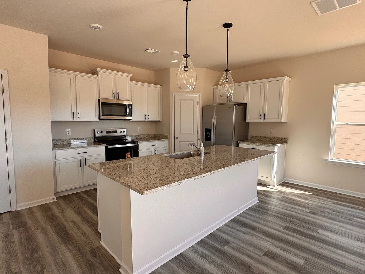 4 bed, 2.5 bath, 1967 sqft, $2,200 — Photo 4