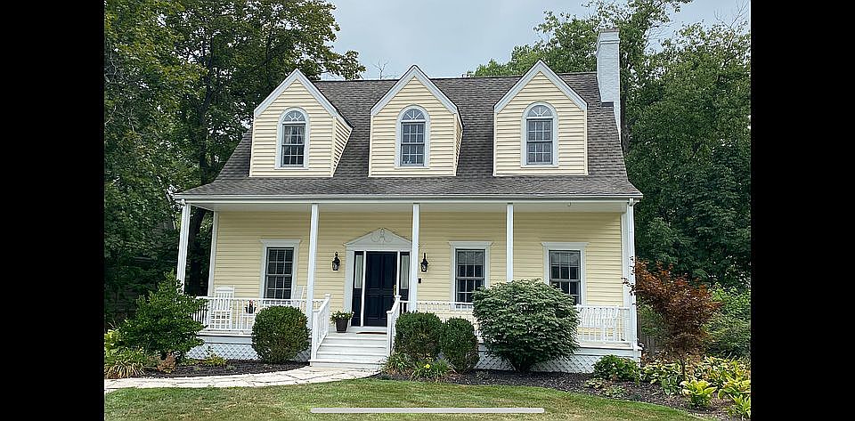 2nd image of 1642 Hawthorne Ln