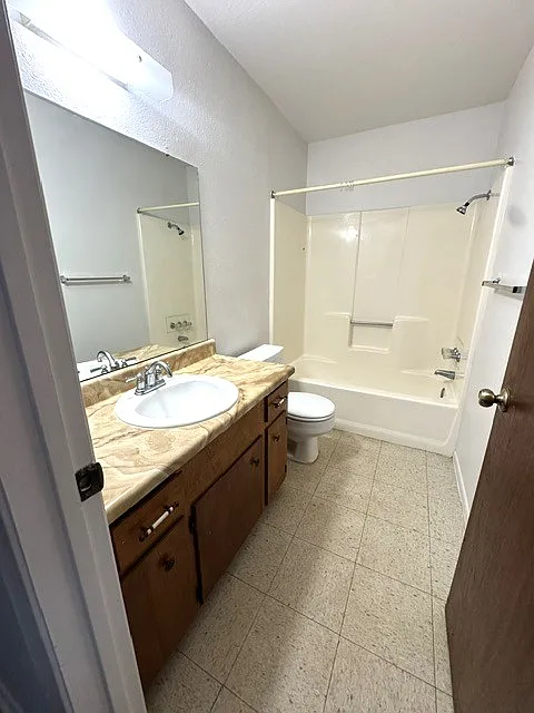 2 bed, 940 sqft, $1,300 — Photo 4
