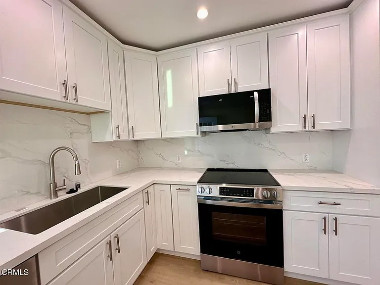 17451 Keswick St #17451 — Photo 6