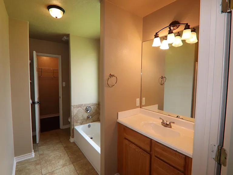 826 S Village Creek Pkwy — Photo 9