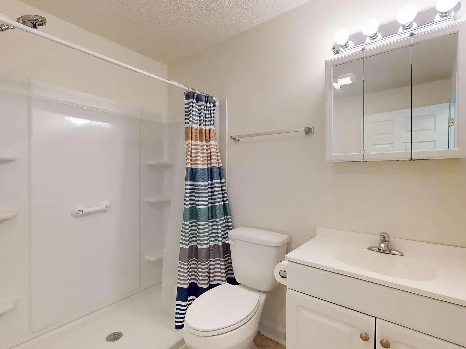 2 bed, 1001 sqft, $1,400 — Photo 2