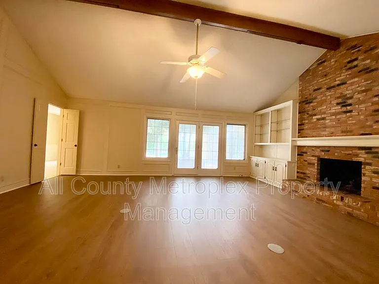 223 Woodcrest Dr — Photo 6