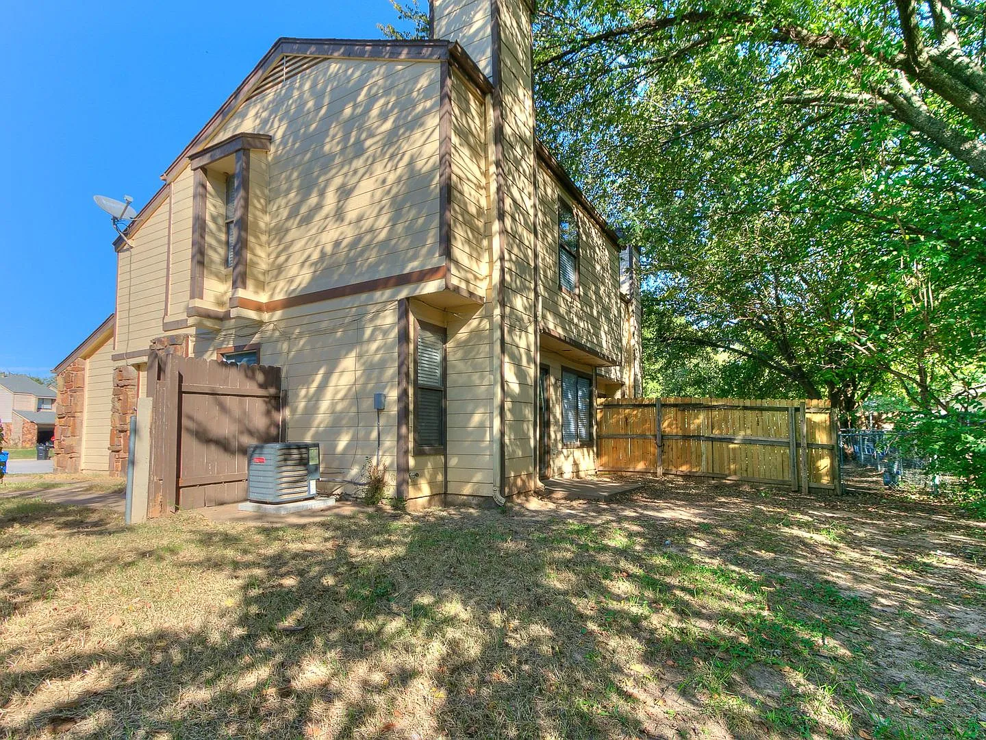 Updated 3 Bedroom, 2 Bathroom Duplex in the Heart of Broken Arrow! — Photo 2