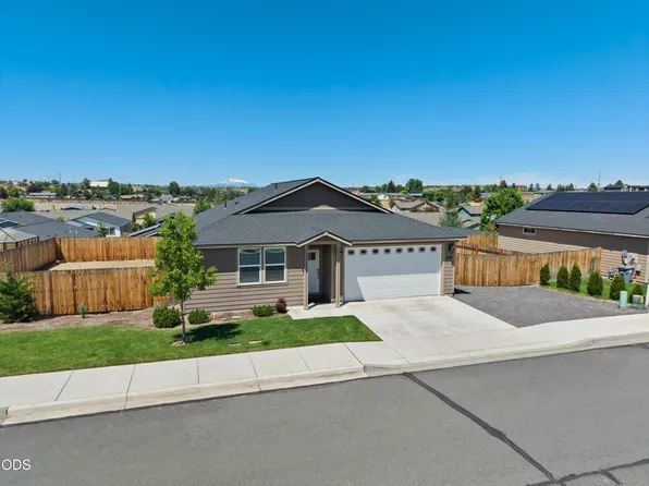 898 SE Strawberry Ln, Madras, OR 97741
