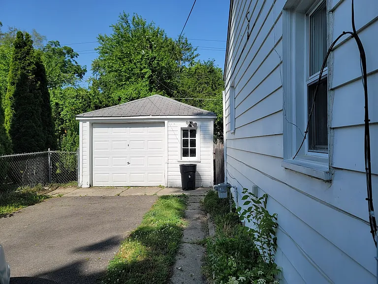 21395 Oxford Ave — Photo 2