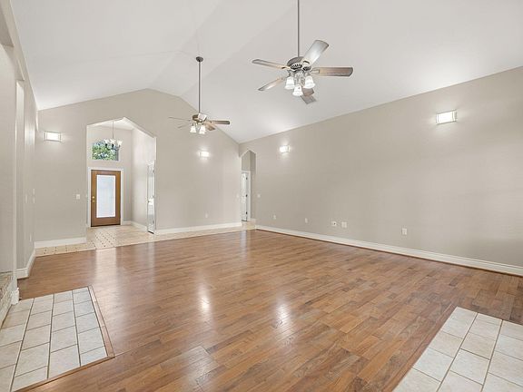 4th image of 509 Meadow Oaks Dr