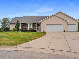 575 E Conservancy Ct, Green Bay, WI 54311