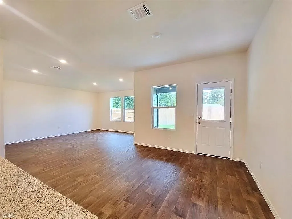 3 bed, 2.0 bath, 1575 sqft, $2,120 — Photo 2