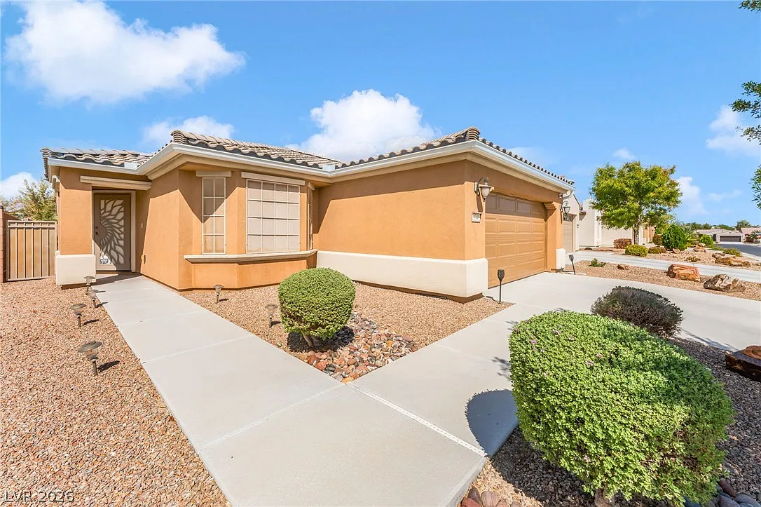 2 bed, 2.0 bath, 1393 sqft, $2,200 — Photo 2