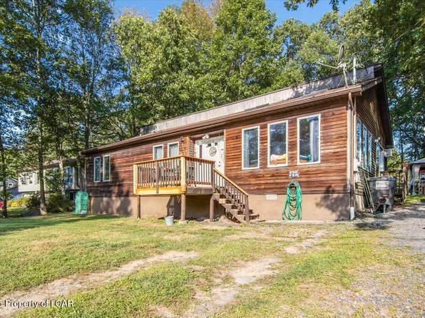 2205 Walnut Trl, Bushkill, PA 18324