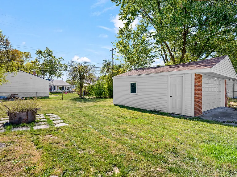 2268 Serra Dr — Photo 30