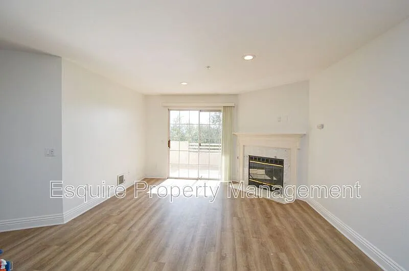 3 bed, 2.0 bath, 1022 sqft, $2,950 — Photo 2