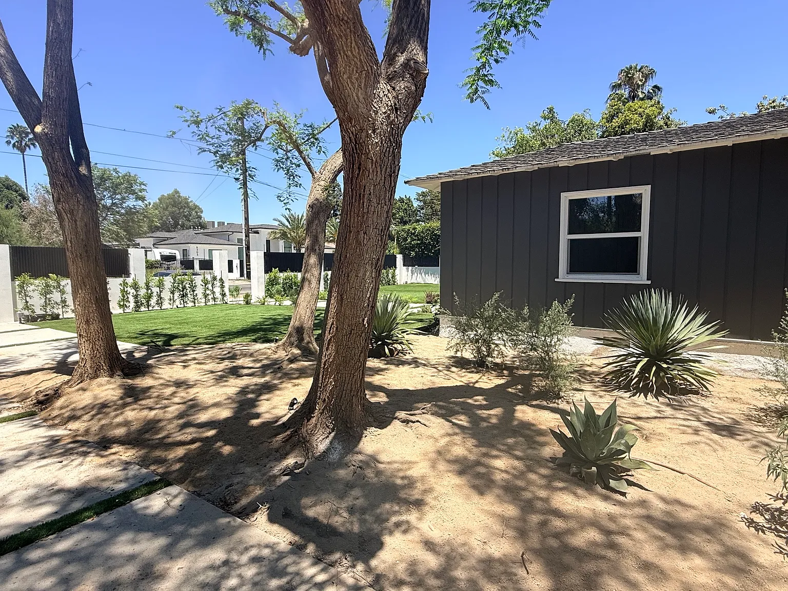 5 bed, 2.5 bath, 2607 sqft, $8,500 — Photo 4