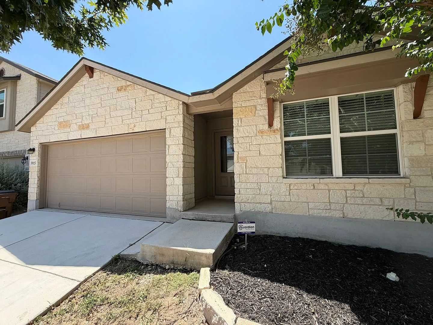 Move-In Ready 4BR/2BA — Photo 2
