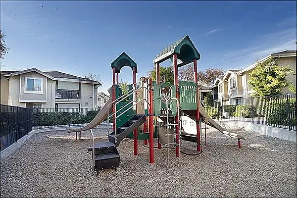 3555 Grove St — Photo 3