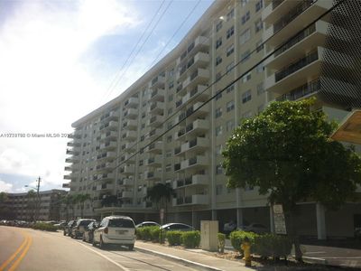 401 Golden Isles Dr APT 810, Hallandale, FL, 33009