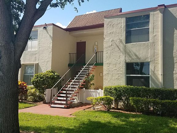 3rd image of 15 Willowbrook Ln APT 207