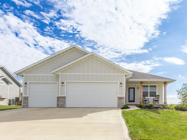 766 182nd Ave, Pella, IA 50219