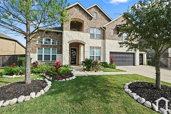 6 bed, 4185 sqft, $4,300 — Photo 2