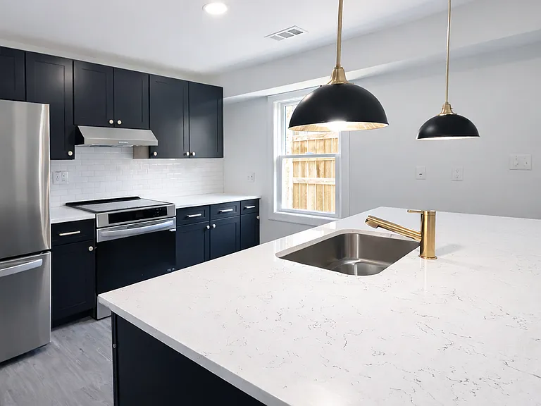 37 W 201 — Photo 2