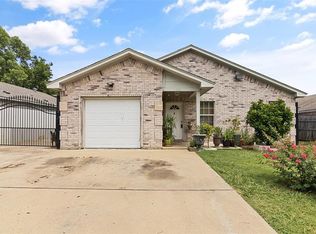 825 Pangburn St, Grand Prairie, TX 75051