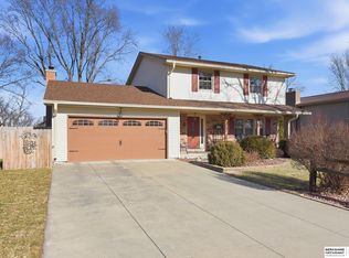 906 Crest Rd, Papillion, NE 68046