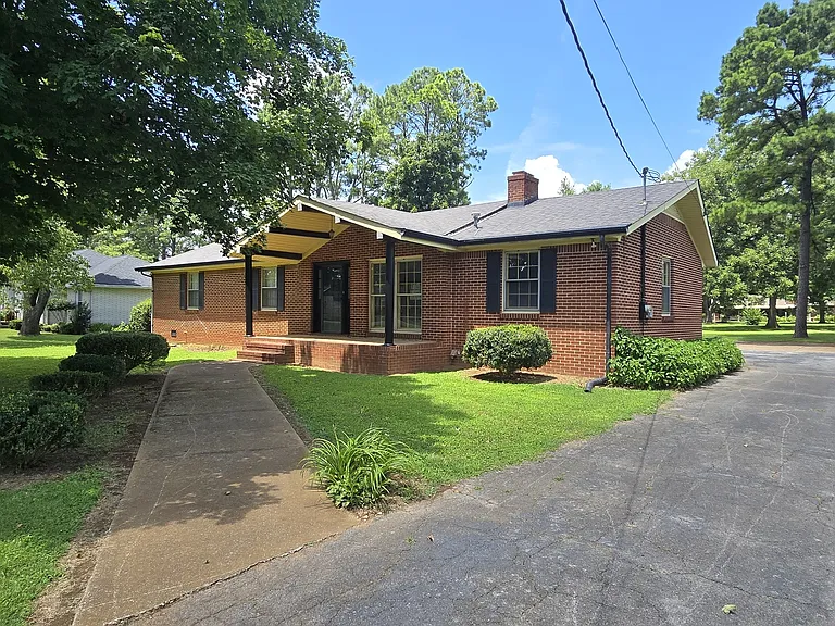 204 Iris Dr — Photo 1