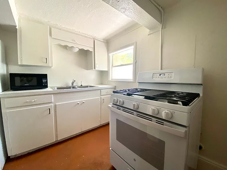 309 E 32nd St — Photo 7