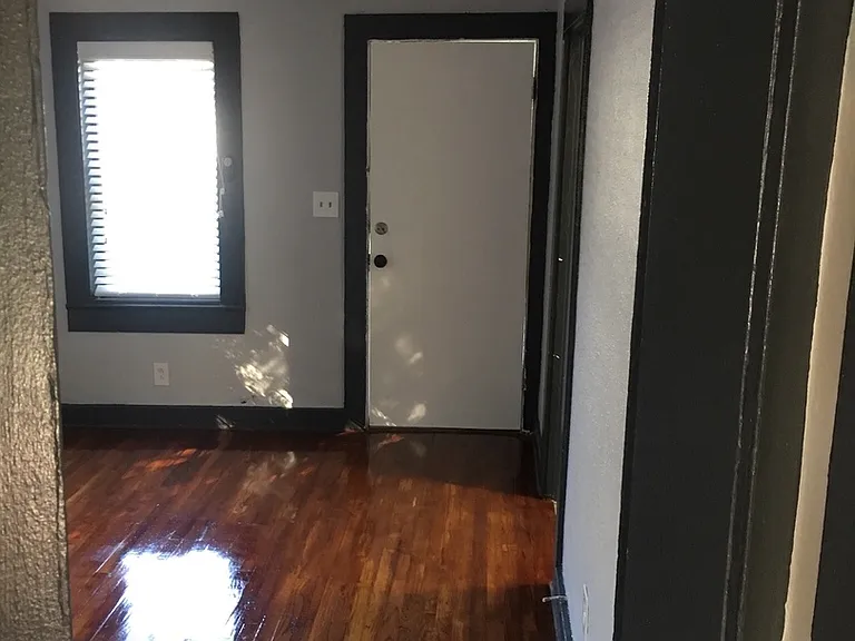 207 N Albany Ave — Photo 12