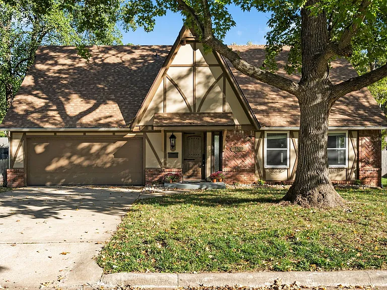 2329 E Bancroft St — Photo 2