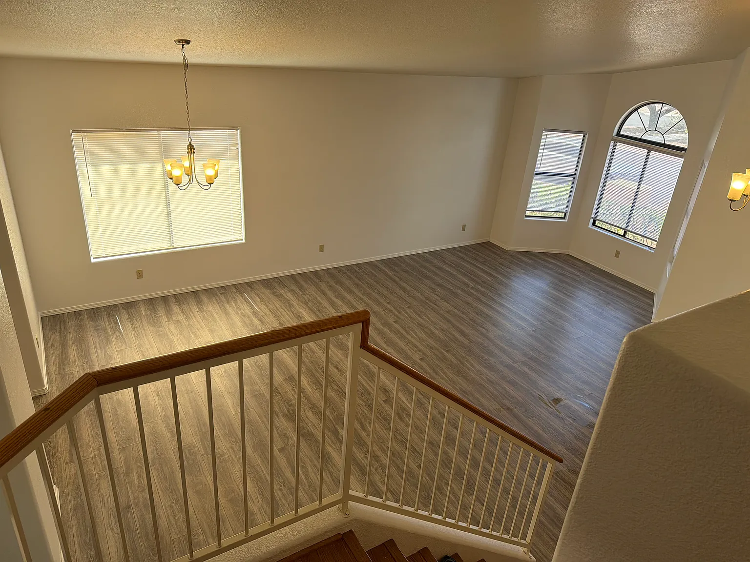 4 bed, 2.5 bath, 2877 sqft, $2,500 — Photo 2