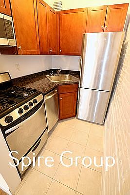 2nd image of 457 W 50th St #Bf