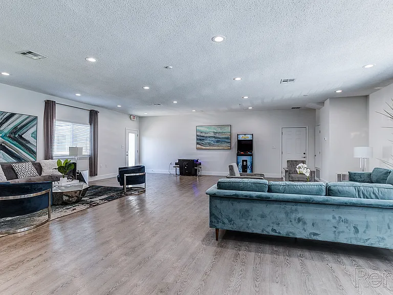 Elevate at 604 West Apartments — Photo 13