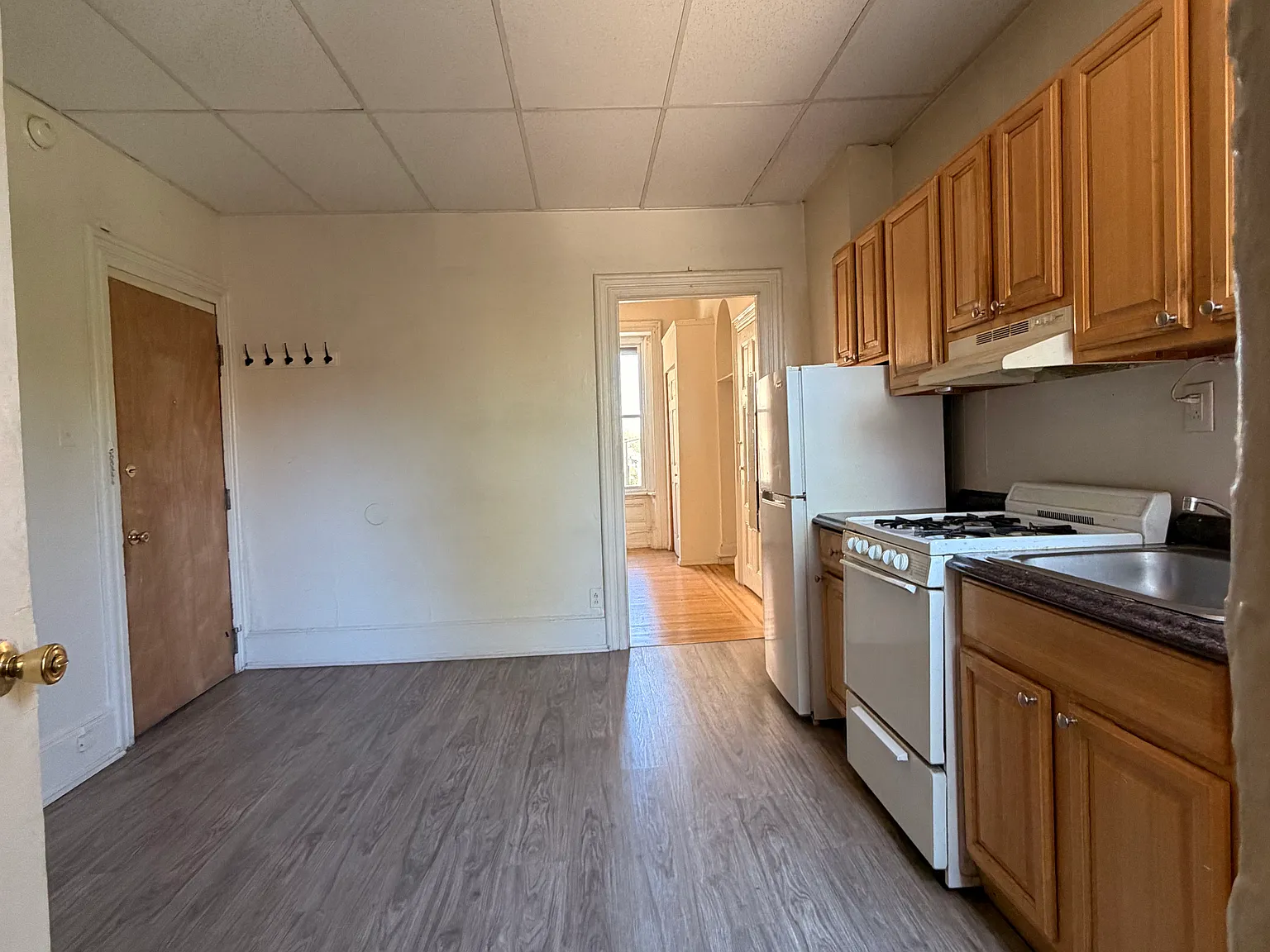 Studio, 250 sqft, $1,060 — Photo 2