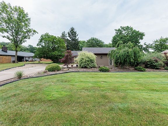 3rd image of 15275 Forest Park Dr