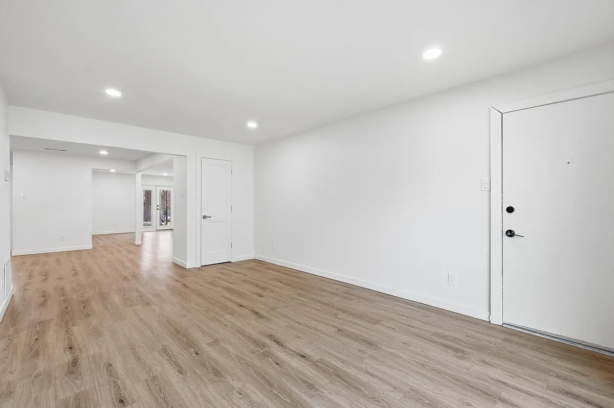 Building Photo - 4816 Amesbury Dr #128
