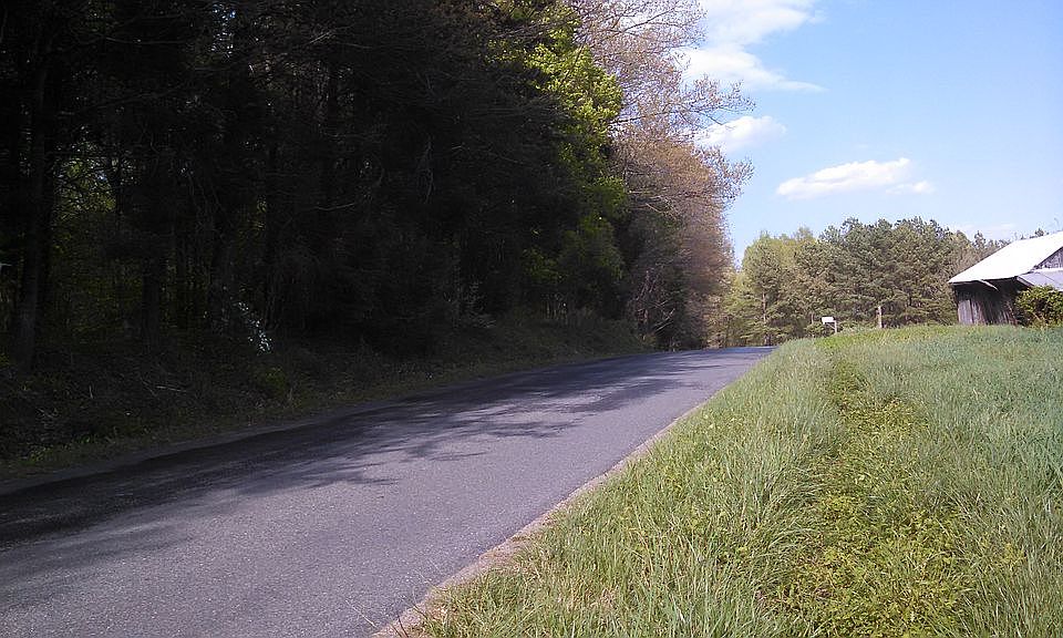 2nd image of 1651 Roundabout Rd