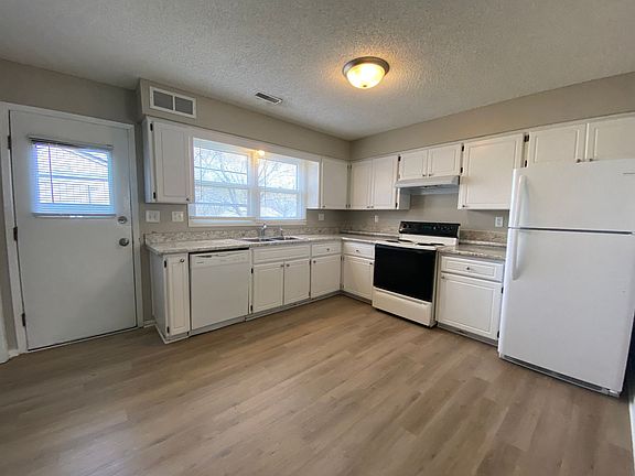 3rd image of 2002 E Caulder Ave #2B-1BA-954SQFT