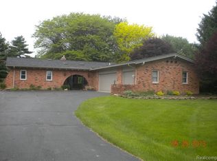 877 Long Lake Dr, Brighton, MI