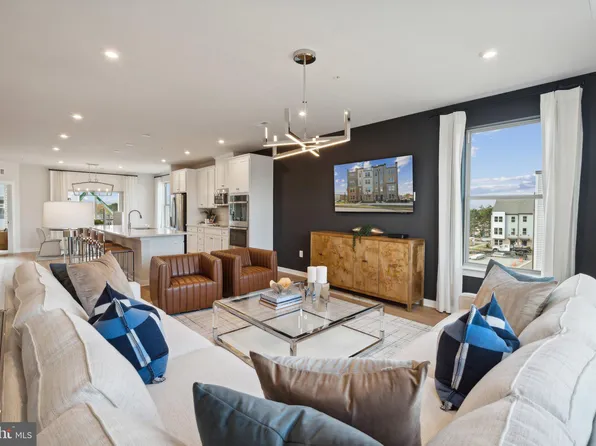 2145 Glacier Rd, Herndon, VA 20170