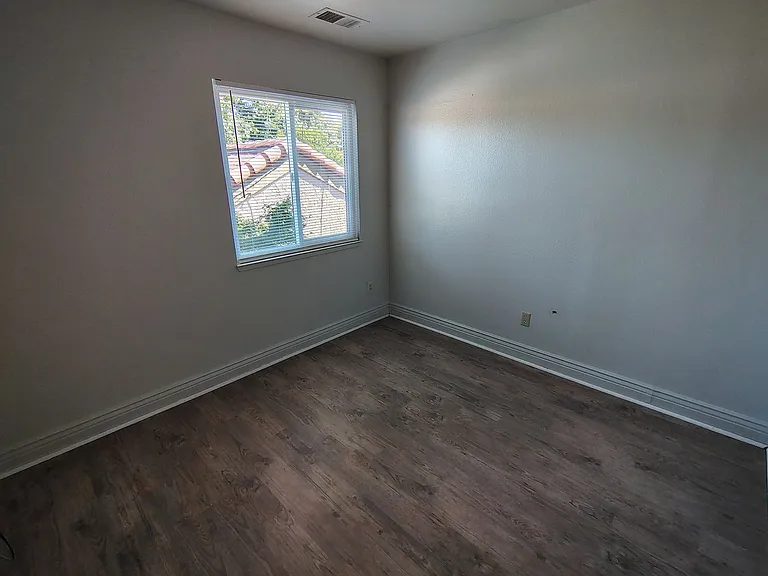 939 Claremont Ct — Photo 9