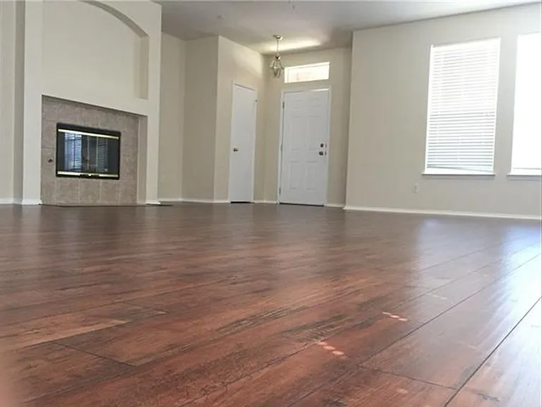 2204 Hickory Dr — Photo 5