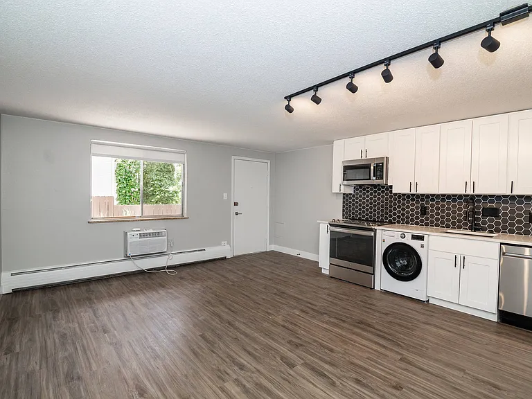 758 Clarkson — Photo 18