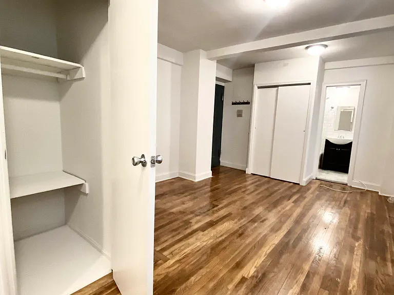 328 E 43rd St #403 — Photo 9
